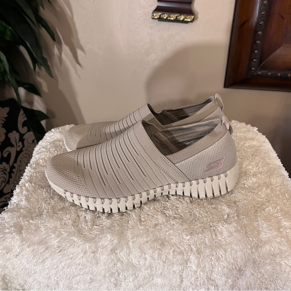 Sketchers - Picture 3 of 5